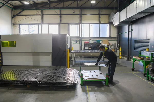 Lavoratore Che Lavora Industria Moderna Prepara Materiale Lavorazione Una Macchina — Foto Stock