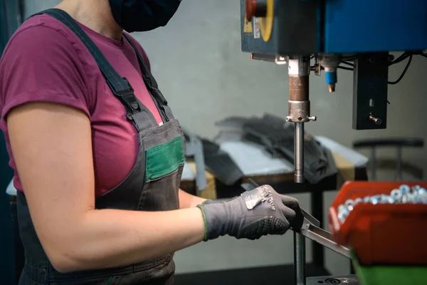 Modern Metal Endüstrisinde Çalışırken Matkap Kullanırken Koronavirüs Salgınından Dolayı Maske — Stok fotoğraf