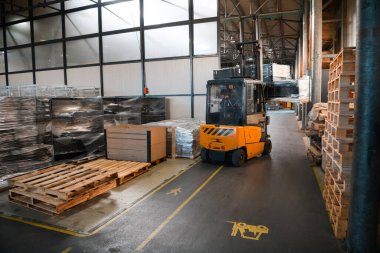 Depo tersanesinde forklift yükleyicisi. Dağıtım ürünleri. Teslimat. Lojistik. Ulaşım. İş geçmişi. Yüksek kalite fotoğraf