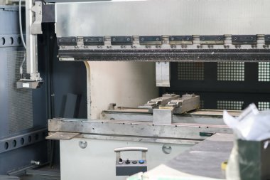 CNC hidrolik basınç freninde metal levha ile çalışıyor. Metal levha bükme. Yüksek kalite fotoğraf