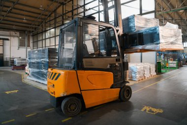 Depo tersanesinde forklift yükleyicisi. Dağıtım ürünleri. Teslimat. Lojistik. Ulaşım. İş geçmişi. Yüksek kalite fotoğraf