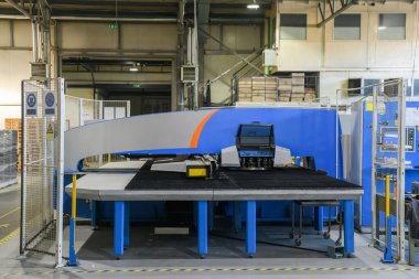 CNC Plazma kesici makinesi büyük metal endüstriyel salonda. Yüksek kalite fotoğraf