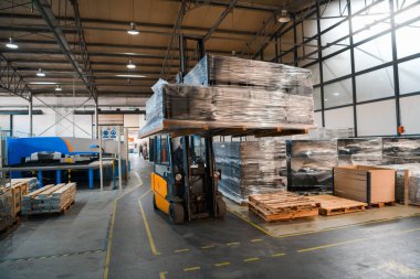Depo tersanesinde forklift yükleyicisi. Dağıtım ürünleri. Teslimat. Lojistik. Ulaşım. İş geçmişi. Yüksek kalite fotoğraf