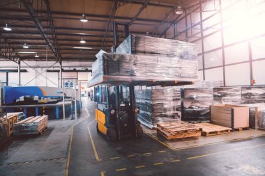 Güvenlik gözlüğü takan kadın, parçaları delmek için makineleri kontrol ediyor. Metal torna fabrikası. Yüksek kalite fotoğraf