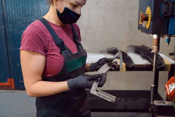 Mujer Que Lleva Una Máscara Debido Pandemia Coronavirus Mientras Trabaja —  Fotos de Stock