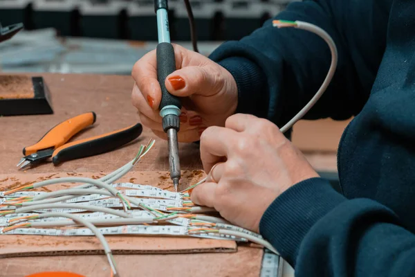 Ouvrière Industrielle Femme Soudant Des Câbles Équipement Fabrication Dans Une — Photo