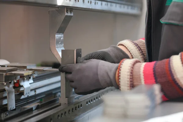 Mulher Trabalhando Uma Fábrica Moderna Preparando Material Para Uma Máquina — Fotografia de Stock