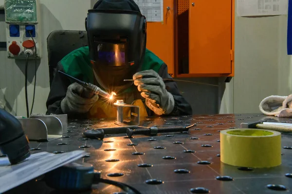 Saldatore Professionista Esegue Lavoro Con Parti Metalliche Fabbrica Scintille Elettricità — Foto Stock