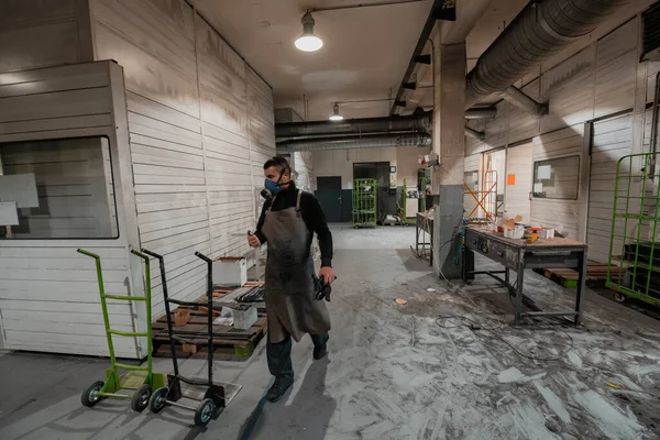 Εργαζόμενος Που Προετοιμάζεται Για Μια Εργάσιμη Ημέρα Ένα Σύγχρονο Εργοστάσιο — Φωτογραφία Αρχείου