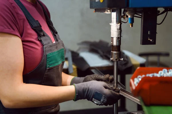 在现代金属工业工作和使用钻头时 戴口罩的妇女由于大肠病毒的流行而戴口罩 高质量的照片 — 图库照片