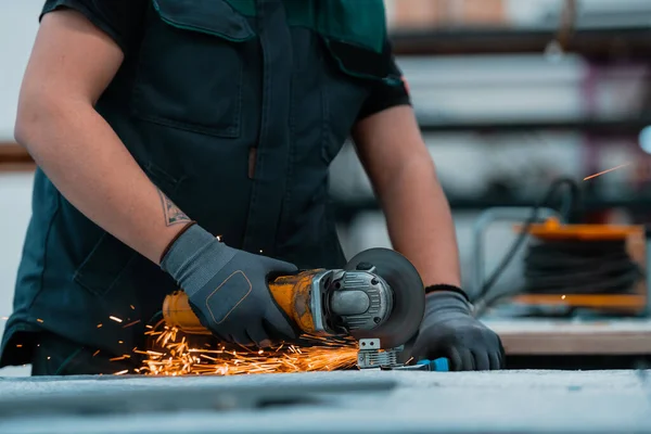 Nehézipari Mérnöki Gyár Belsőépítészet Ipari Munkásokkal Angle Grinder Segítségével Metal — Stock Fotó