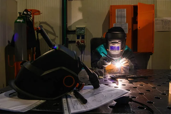 Professionele Lasser Voert Werkzaamheden Uit Met Metalen Onderdelen Fabriek Vonken — Stockfoto