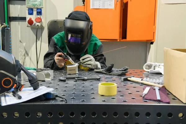 Egy Akit Egy Modern Gyárban Alkalmaznak Fémek Gyártására Feldolgozására Egyenruhában — Stock Fotó