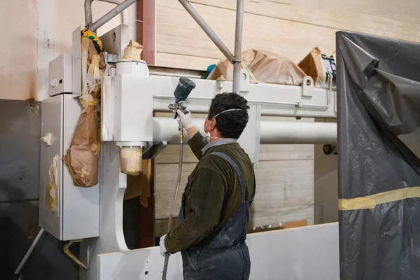 Een Arbeider Schilderen Naar Mechanisch Deel Met Airless Spray Hoge — Stockfoto