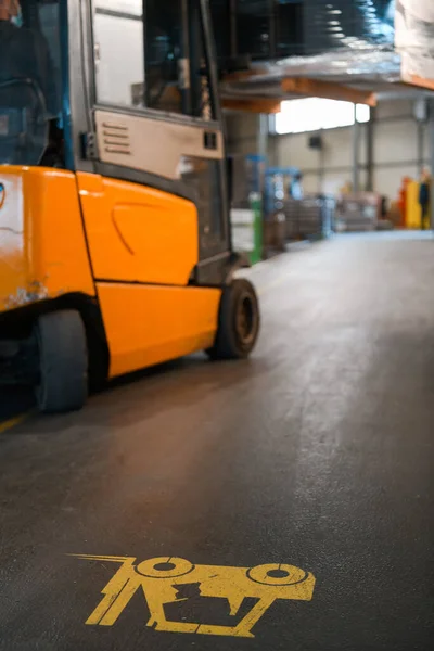 Depo Tersanesinde Forklift Yükleyicisi Dağıtım Ürünleri Teslimat Lojistik Ulaşım Geçmişi — Stok fotoğraf