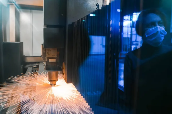 Sparks Fly Out Machine Head Metal Processing Laser Metal Metallurgical — Stock Photo, Image