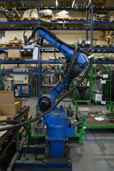 Αυτόματη Συγκόλληση Ρομπότ Μηχανικό Βραχίονα Λειτουργεί Στο Σύγχρονο Εργοστάσιο Εξαρτημάτων — Φωτογραφία Αρχείου