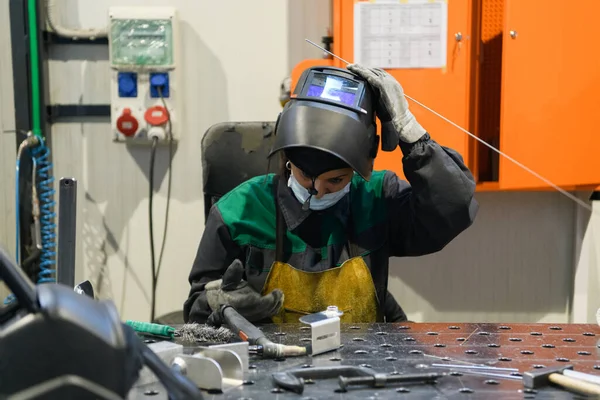 現代の工場で使用される女性は 作業均一な溶接金属材料の金属の生産と処理のために 高品質の写真 — ストック写真