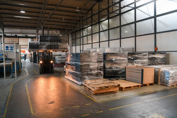 Gaffeltrucklastare Lagervarvet Distributionsprodukter Leverans Logistik Transporter Affärsbakgrund Högkvalitativt Foto — Stockfoto