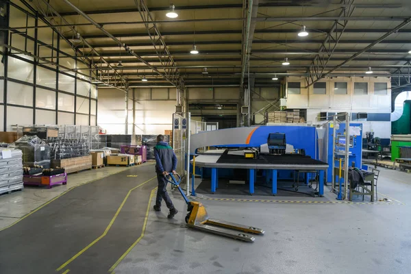 Operaio Uniforme Tira Carrello Elevatore Magazzino Industriale Indossa Una Maschera — Foto Stock