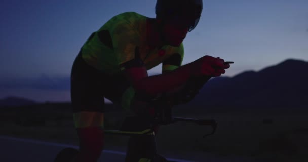 트라이애슬론 선수가 레이싱 자전거를 자전거 저녁에 길에서 건강에 운동을 것이다 — 비디오