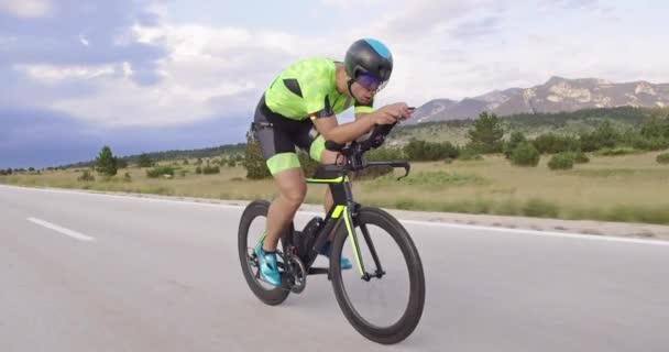 Triathlon Idrottare Rida Professionell Racing Cykel Vid Ett Träningspass Kurvig — Stockvideo