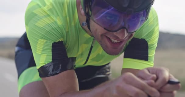 Primo Piano Dell Atleta Triathlon Che Guida Una Bicicletta Corsa — Video Stock