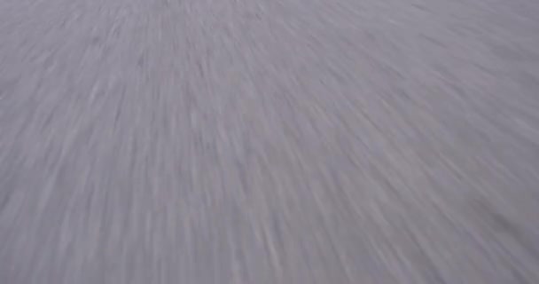 トライアスロン選手がプロのレーシングバイクに乗ってカービーカントリーロードのワークアウトで スローモーショントラッキングショット — ストック動画