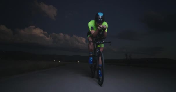 Entrenamiento Nocturno Bicicleta Atleta Triatlón Que Monta Una Bicicleta Carreras — Vídeos de Stock