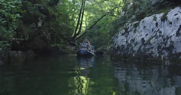 Kayak Remando Cámara Lenta Kayaker Mujer Hombre Kayak Hermoso Paisaje — Vídeos de Stock