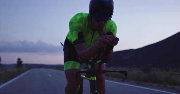 Нічна Підготовка Велосипедистів Триатлону Гоночний Професійний Гоночний Велосипед Здорові Інтенсивні — стокове відео