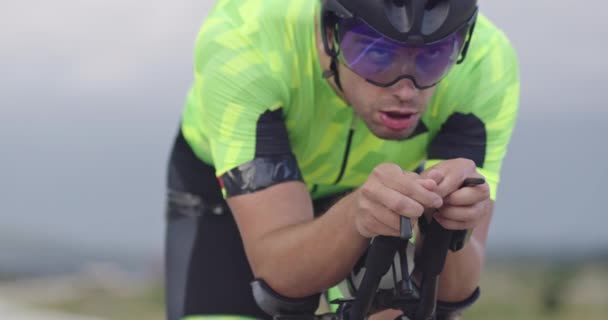 Close Van Triatlon Atleet Rijden Een Professionele Racefiets Een Intense — Stockvideo