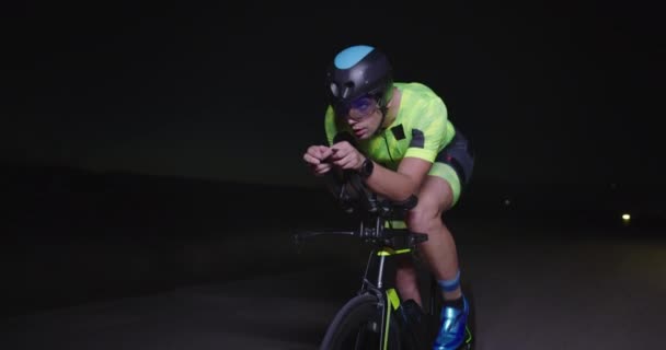 Nachtfietstraining Van Triatlonsporter Een Professionele Racefiets Gezonde Intensieve Training Een — Stockvideo