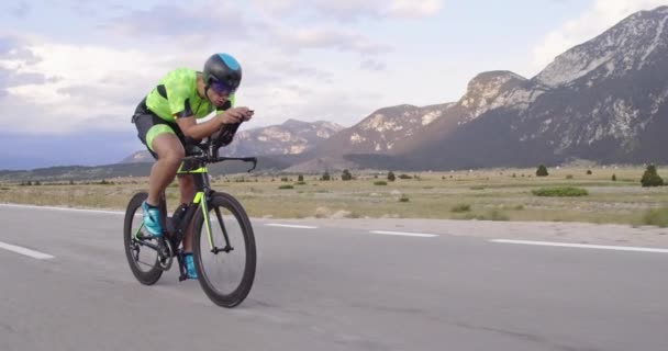 Triatlo Atleta Montando Uma Bicicleta Corrida Profissional Treino Uma Estrada — Vídeo de Stock