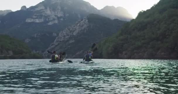 皮划艇慢动作 Kayaker的女人和男人和朋友一起在美丽的风景中划船 皮划艇手在湖边的皮划艇上做运动 夏季水上运动 高质量的4K镜头 — 图库视频影像