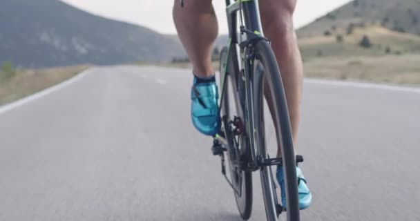 Nahaufnahme Eines Triathlons Auf Einem Professionellen Rennrad Bei Einem Intensiven — Stockvideo
