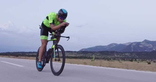 Triatlo Atleta Montando Uma Bicicleta Corrida Profissional Treino Uma Estrada — Vídeo de Stock