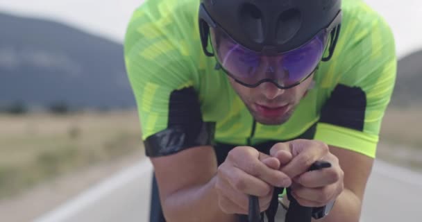 Primer Plano Del Atleta Triatlón Montando Una Bicicleta Carreras Profesional — Vídeos de Stock