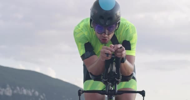 Triatlon Atléta Egy Profi Versenykerékpárral Edz Egy Kanyargós Országúton Lassított — Stock videók