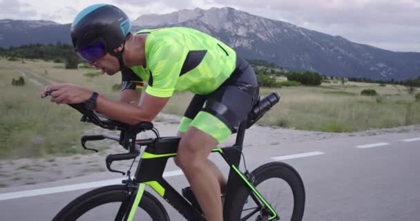 Triatlon Atlet Echitatie Bicicletă Curse Profesionale Antrenament Drum Țară Curbat — Videoclip de stoc