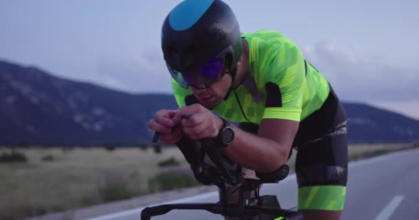 Entrenamiento Nocturno Bicicleta Atleta Triatlón Que Monta Una Bicicleta Carreras — Vídeos de Stock