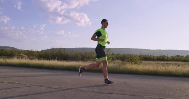 Triathlon Triatleta Masculino Correndo Treinamento Terno Triathlon Para Corrida Ironman — Vídeo de Stock