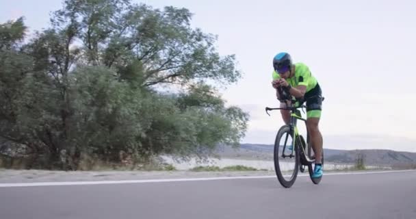 Triatlon Sportoló Profi Versenykerékpárral Intenzív Edzés Egy Kanyargós Országúton Lassított — Stock videók