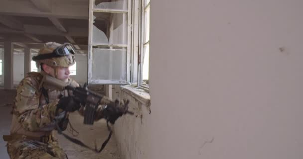 現代の戦争の兵士は ウィンドウの変更雑誌の近くに行動し カバーを取る 都市部の戦場で窓から撃つ 高品質4K映像 スローモーション — ストック動画