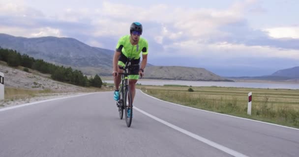 Atleta Triathlon Sella Una Bici Corsa Professionale Allenamento Una Strada — Video Stock