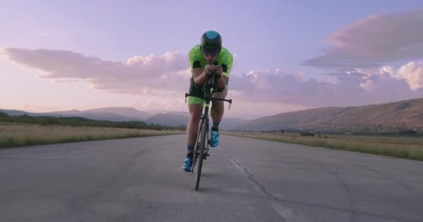 Treinamento Bicicleta Noturna Atleta Triatlo Montando Uma Bicicleta Corrida Profissional — Vídeo de Stock