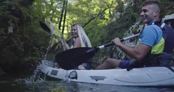 Каяк Грести Замедленной Съемки Kayaker Женщина Мужчина Каяки Красивом Ландшафте — стоковое видео