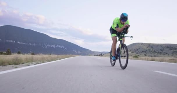 Triatlón Atleta Montar Una Bicicleta Carreras Profesionales Entrenamiento Una Carretera — Vídeo de stock
