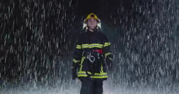 Tiro Herói Retrato Bombeira Americana Cansada Andando Chuva Usando Seu — Vídeo de Stock