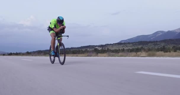 Atleta Triathlon Sella Una Bici Corsa Professionale Allenamento Una Strada — Video Stock